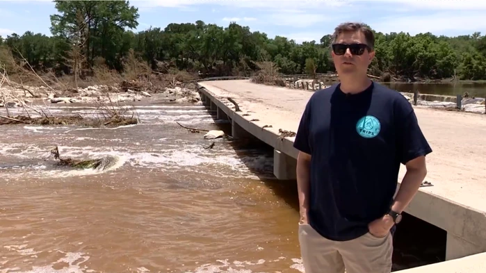 Família é resgatada de enchente no Texas com apoio de vizinhos solidários Família é resgatada de enchente no Texas com apoio de vizinhos solidários