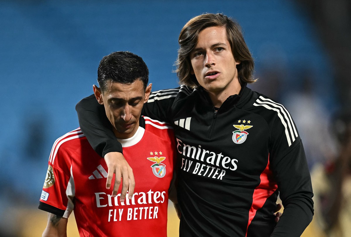Real Madrid oficializa a chegada do lateral-esquerdo Álvaro Carreras ex-Benfica Álvaro Carreras (D) ao lado de Di María (Foto: Paul ELLIS / AFP)