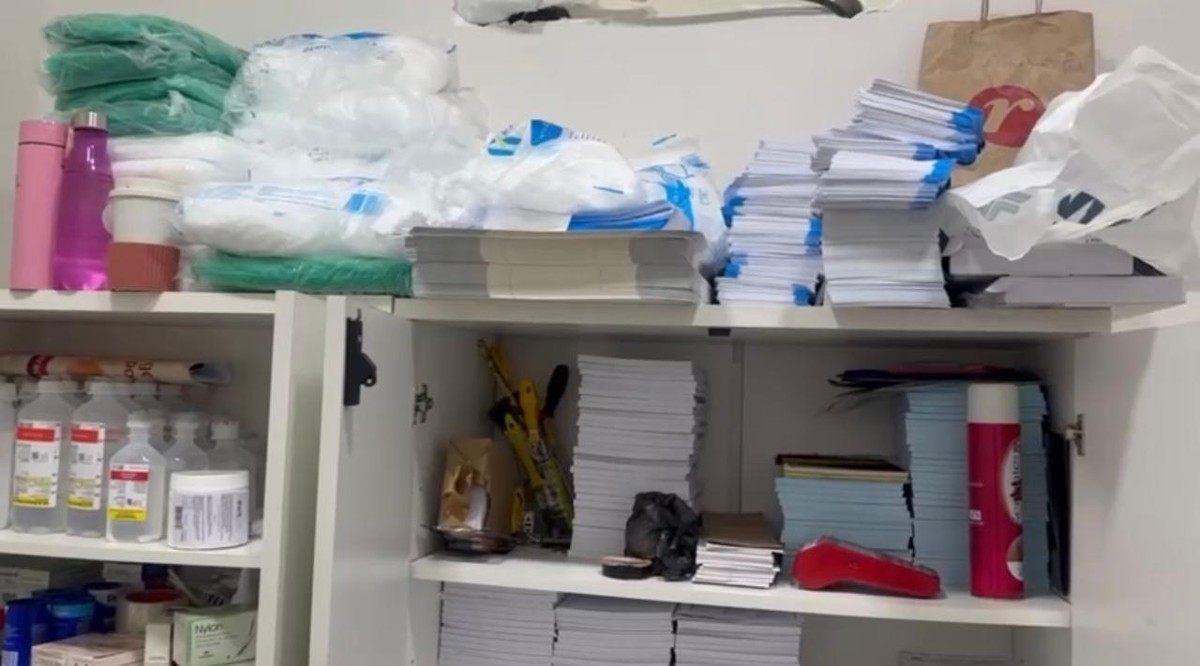 Material acondicionado em armário da clínica — Foto: Reprodução