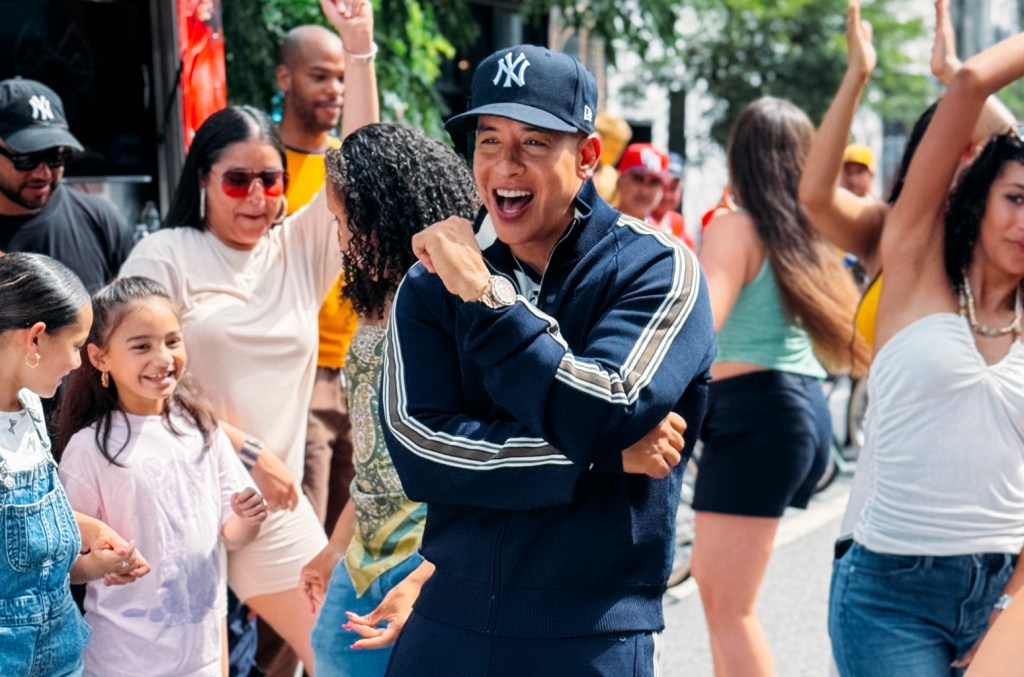 Daddy Yankee lança a animada música 'Sonríele' e seu clipe para o verão Daddy Yankee lança a animada música 'Sonríele' e seu clipe para o verão