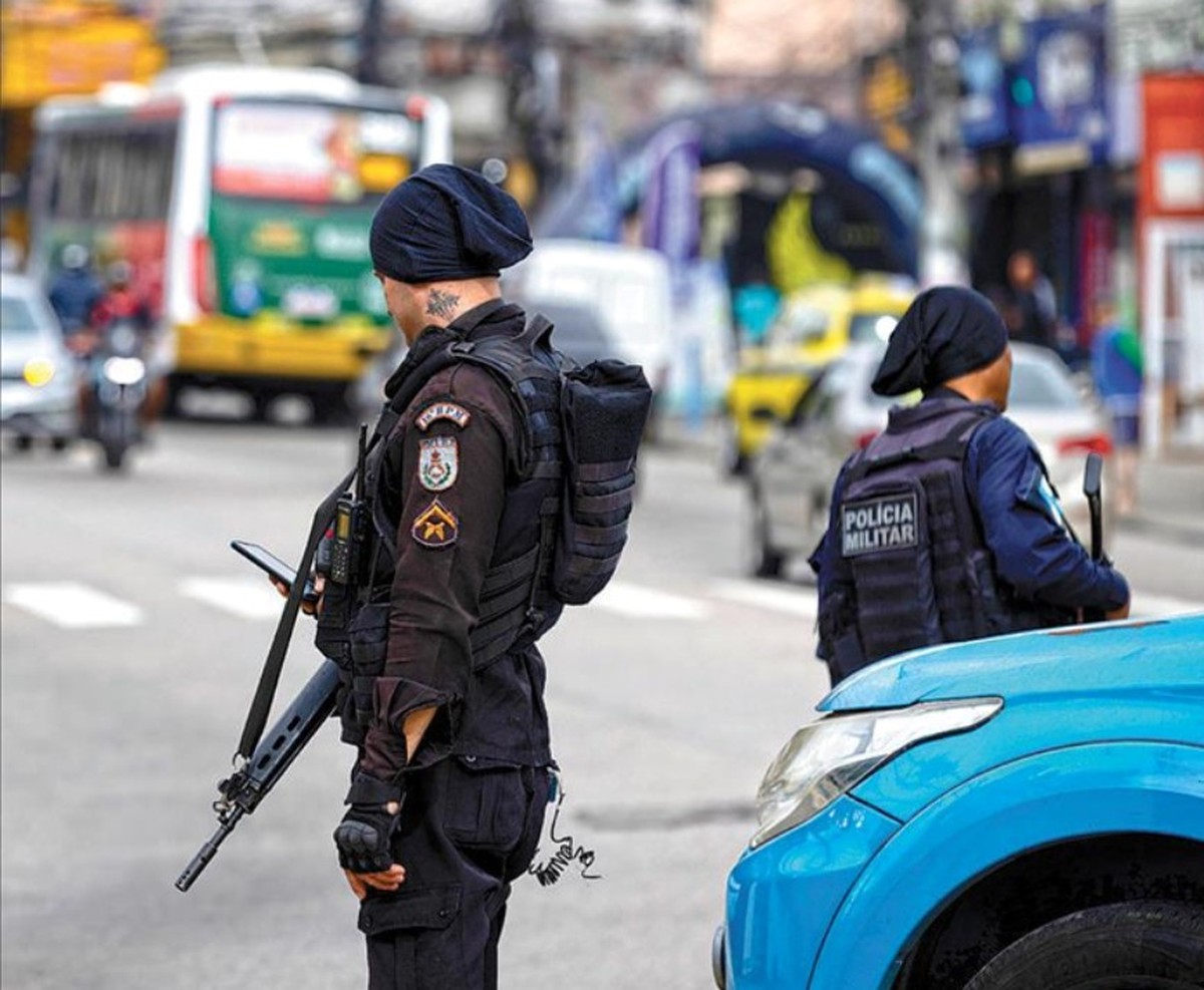 Contra-ataque. Com fuzis, policiais militares patrulham a Avenida Itararé, em Ramos, perto do Complexo do Alemão (Foto: Márcia Foletto/09-07-2025)