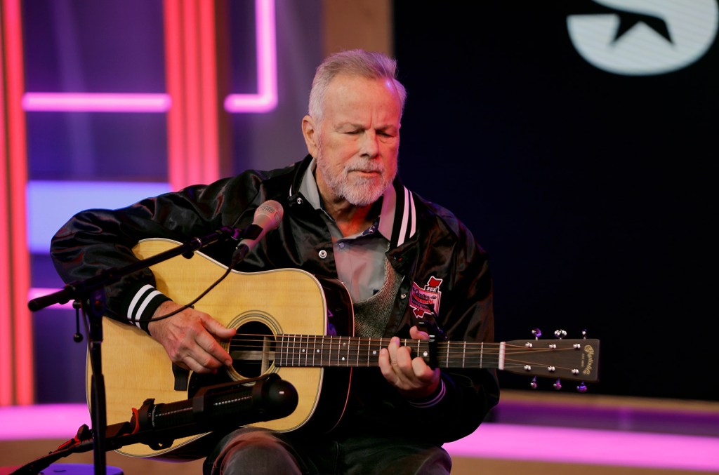 Robert Earl Keen fala sobre os danos das enchentes no Texas e show beneficente Robert Earl Keen fala sobre os danos das enchentes no Texas e show beneficente