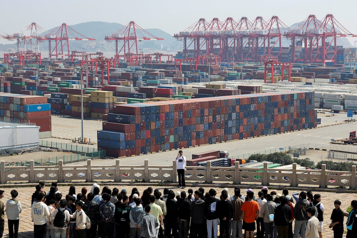 Visitantes em um mirador do porto de Yangshan, a periferia de Xangai, nesta terça-feira. (Foto: Go Nakamura/REUTERS)