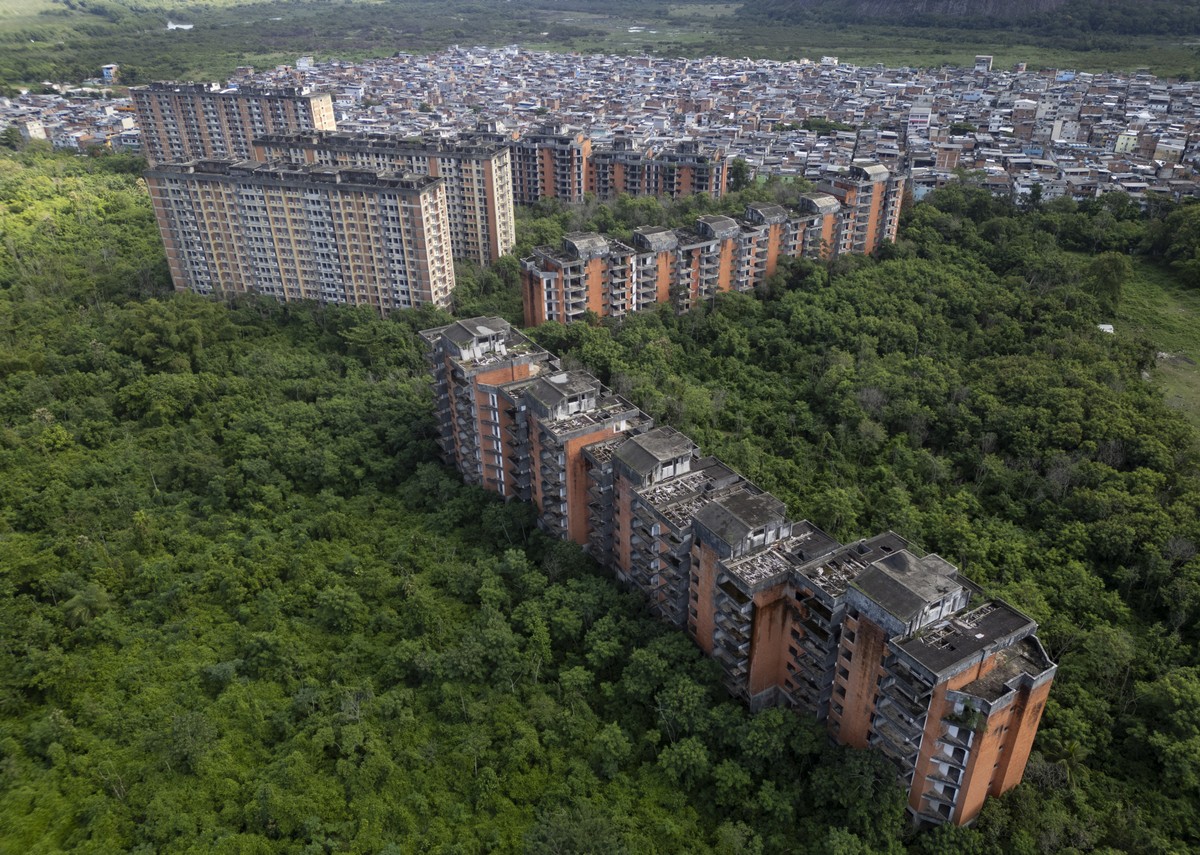 Condomínio em Jacarepaguá afunda e se torna local de desova de corpos, alertam moradores Conjunto Residencial Delfin Imobiliária, em Jacarepaguá: 15 prédios chegaram a ser construídos e estão abandonados (Foto: Márcia Foletto)