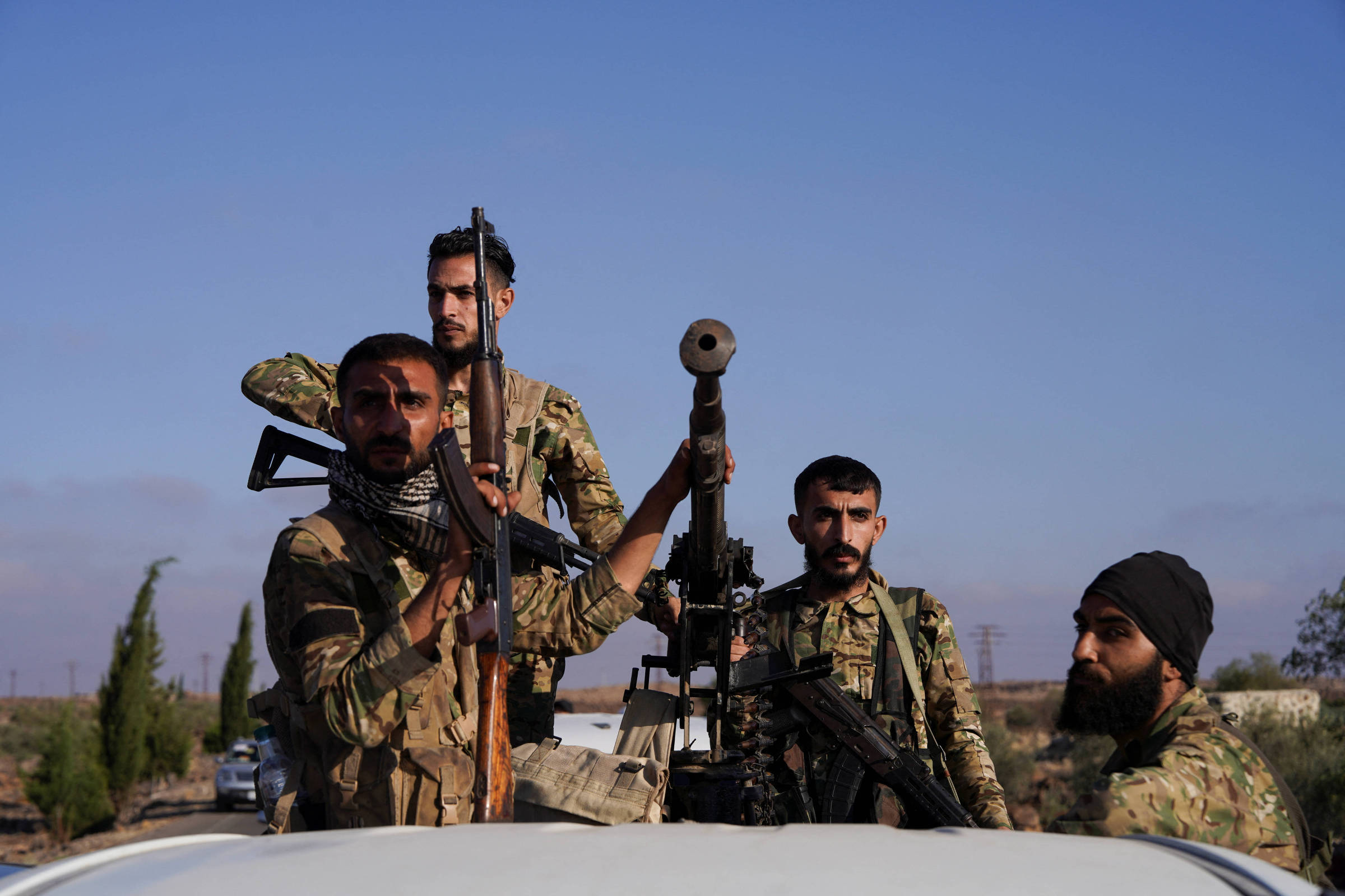 Membros das forças de segurança da Síria entram na cidade predominantemente drusa de Sweida (Foto: Karam al-Masri/Reuters)