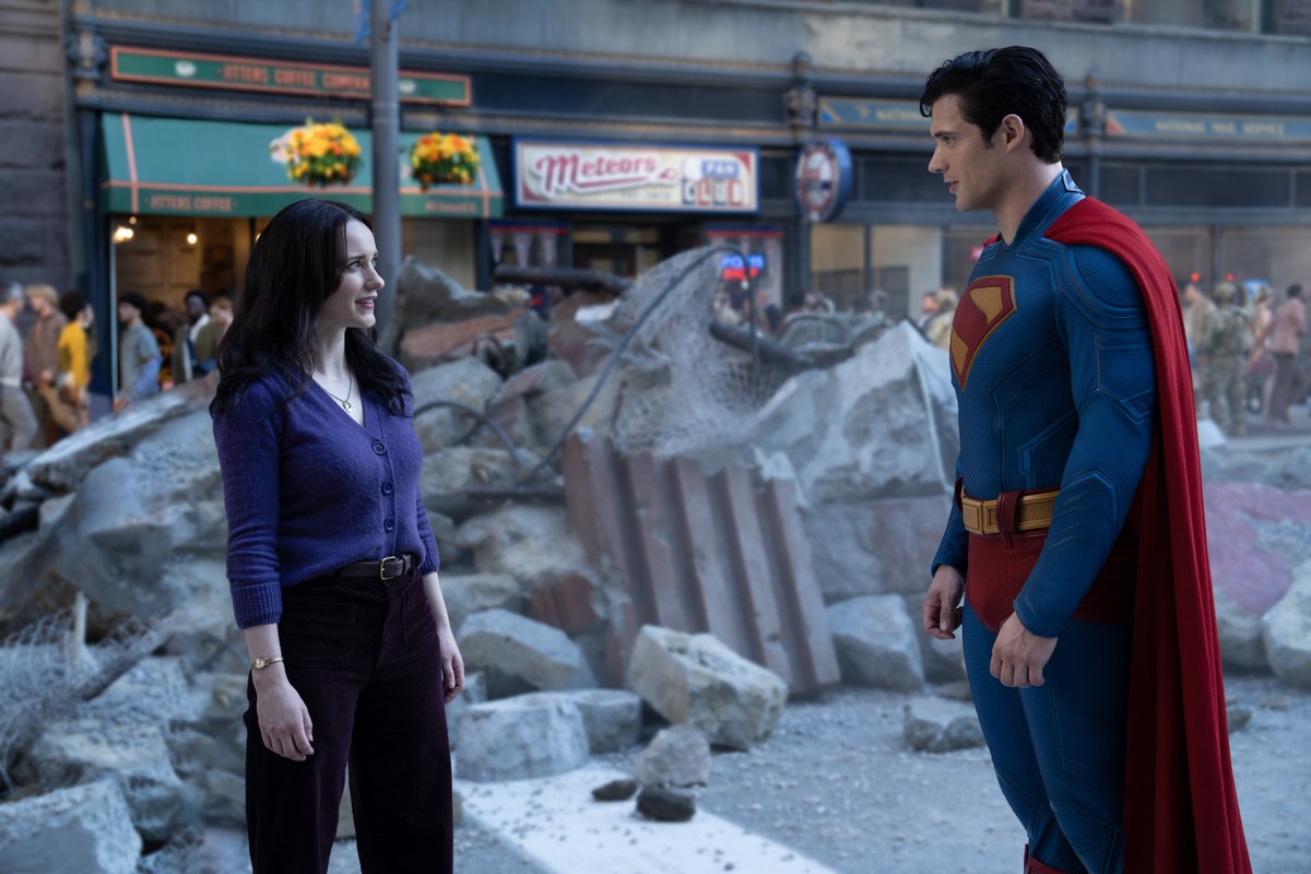 'Superman' revela detalhes sobre cenas pós-crédito e o que esperar do filme Rachel Brosnahan e David Corenswet em cena de 'Superman' (2025), de James Gunn — Foto: Divulgação / Warner Bros. Pictures