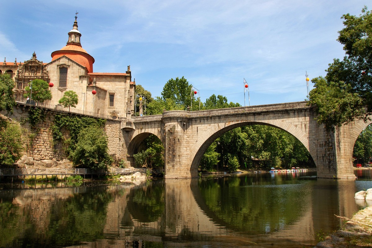 Amarante encanta com doces, vinho verde e música no norte de Portugal Ponte de São Gonçalo, Igreja de São Gonçalo e Rio Tâmega, três atrações do centro histórico de Amarante, em Portugal (Foto: Reprodução/Wikimedia Commons)