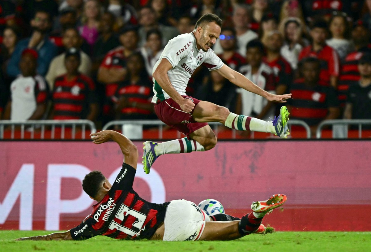 Flamengo aguarda exame de Danilo após suspeita de lesão nesta segunda-feira Danilo briga pela bola com Renê no Fla-Flu: jogador do Flamengo tem suspeita de lesão (Foto: Pablo Porciuncula/AFP)