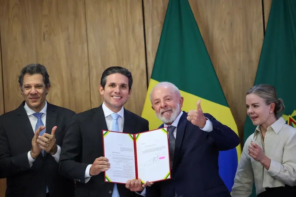 Lula e o presidente da Câmara, Hugo Motta, além dos ministros Fernando Haddad e Gleisi Hoffmann (Foto: Reuters via BBC)