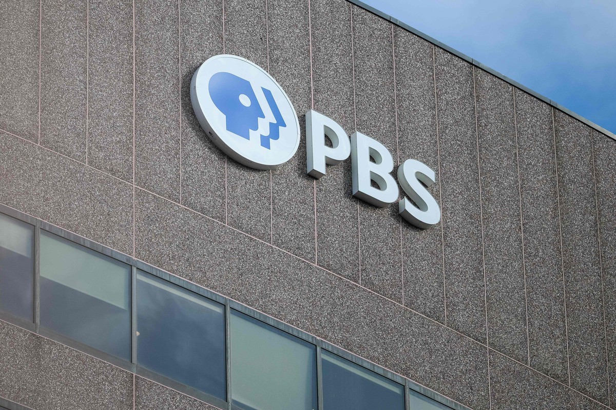 Câmara dos EUA aprova corte de R$ 50 bilhões em ajuda externa e comunicação pública Fachada da PBS, a rede de TV pública federal dos EUA — Foto: Kayla Bartkowski / GETTY IMAGES NORTH AMERICA / AFP