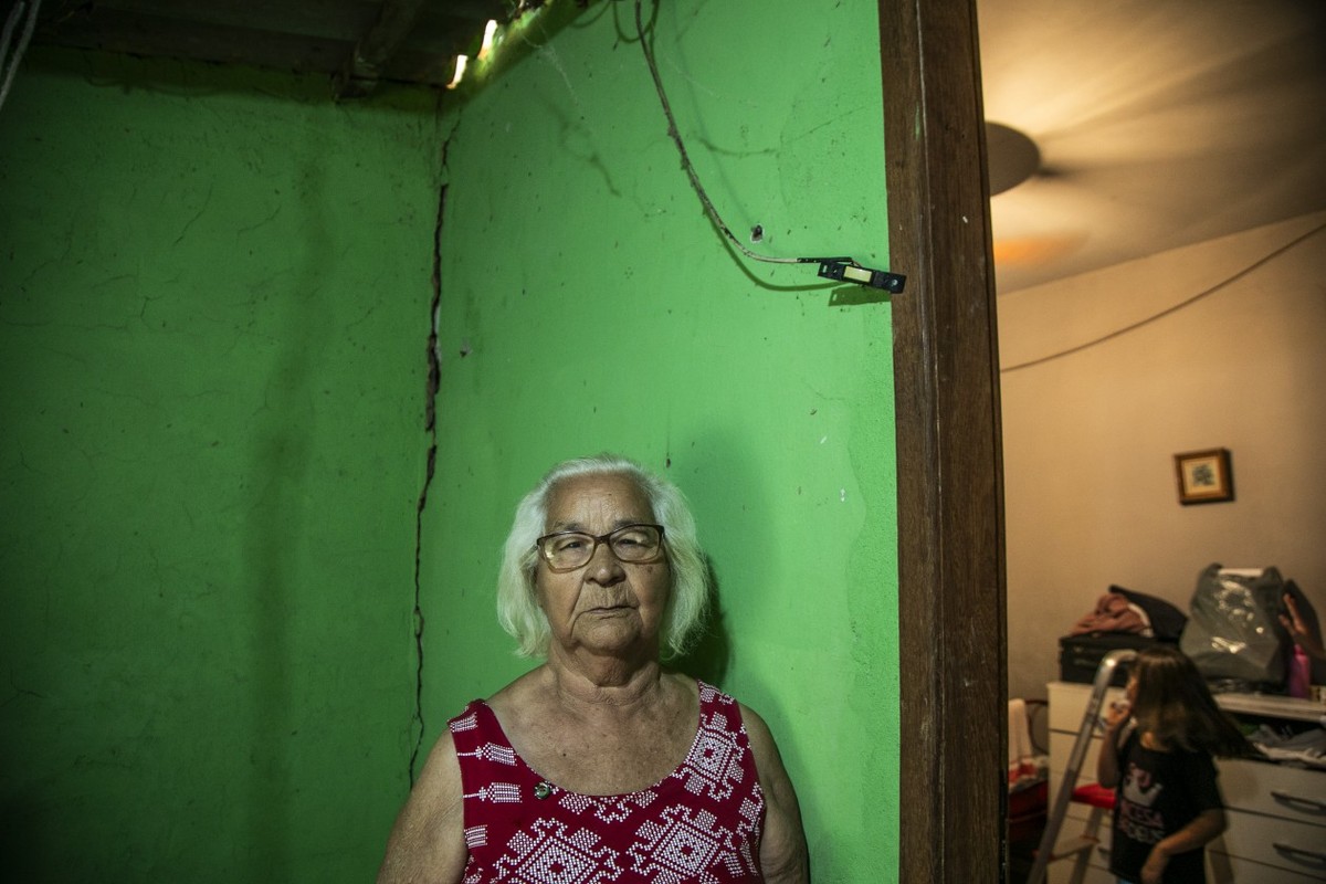 Moradores do Ex-Comperj denunciam danos e incômodos causados por obras Noemia Santana Caldas, de 81 anos, em sua casa. O quarto verde é onde dormia a filha, Adriana, que se mudou depois que apareceram as rachaduras (Foto: Guito Moreto/Agência O Globo)