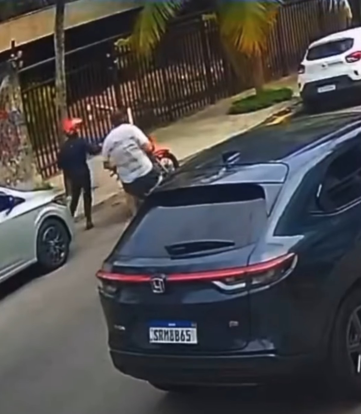 Moradores capturam ladrão que usou arma falsa para assaltar casal com bebês na Barra Ladrão é perseguido por homem que tentou assaltar no Jardim Oceânico, na Barra (Foto: Reprodução/Instagram)