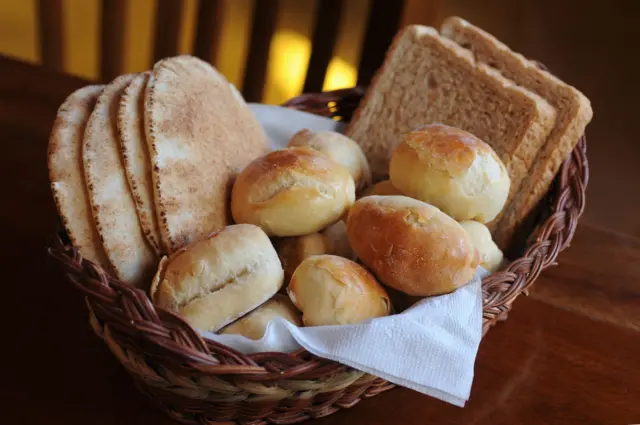 Descubra como escolher o pão mais saudável para a sua dieta diária Descubra como escolher o pão mais saudável para a sua dieta diária