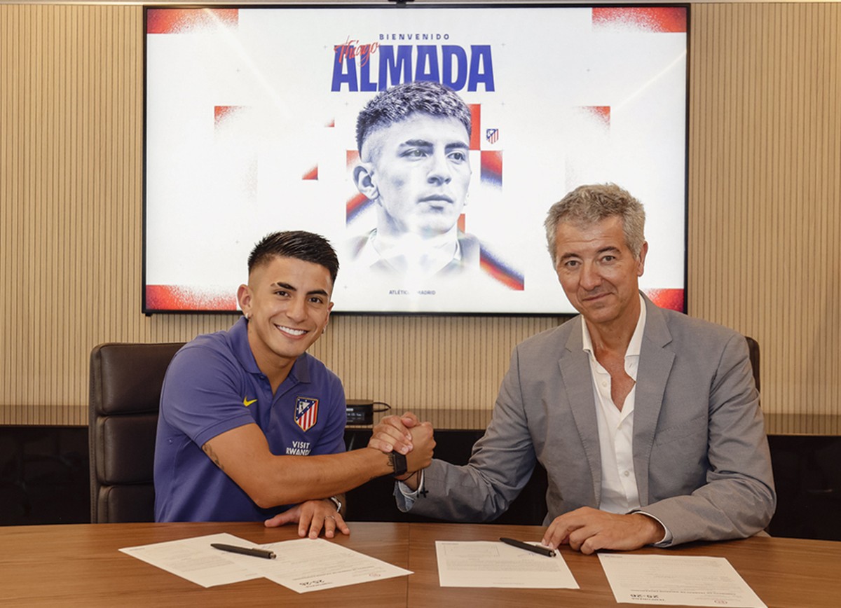 Thiago Almada assina com o Atlético de Madrid (Foto: Divulgação/Atlético de Madrid)