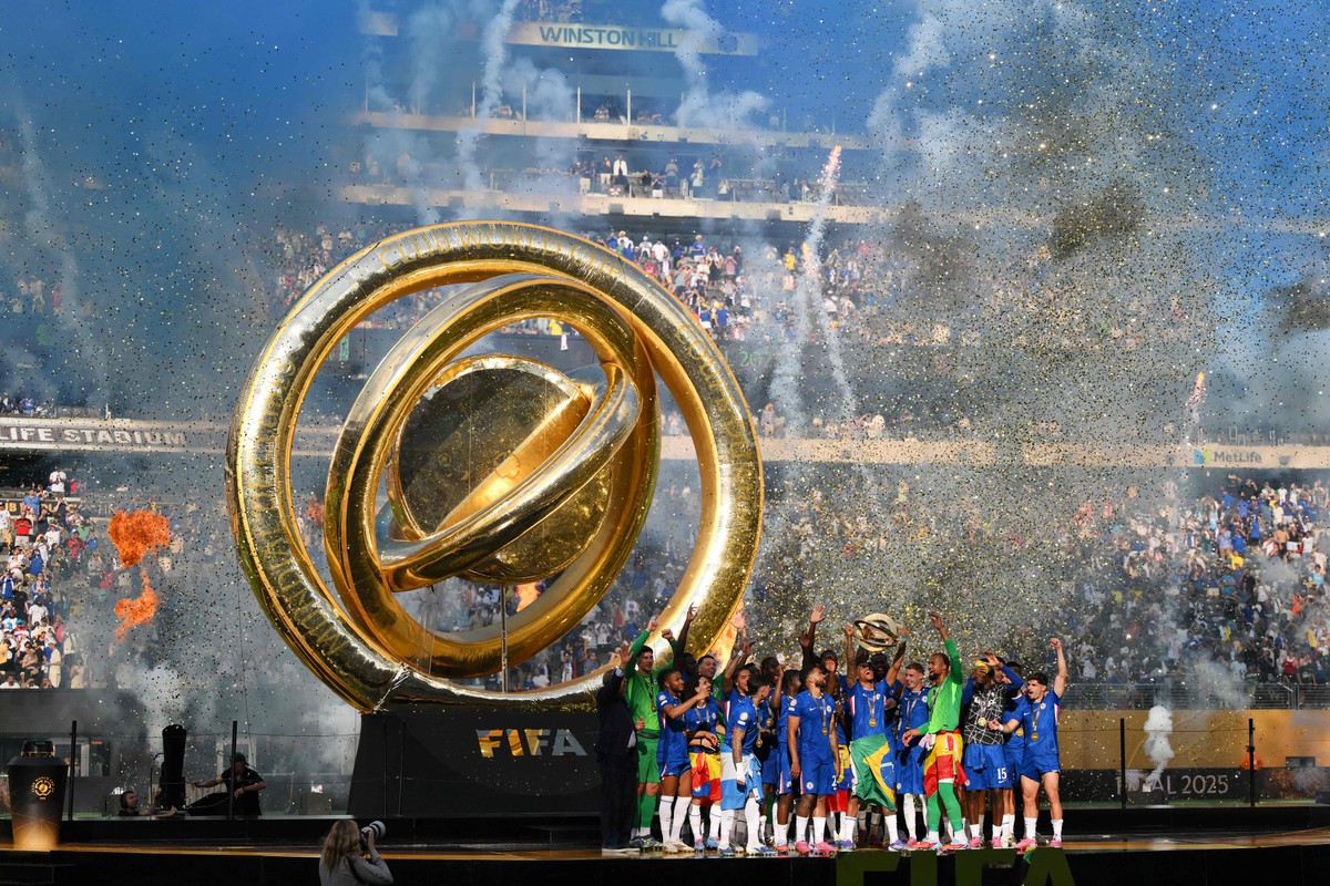 Copa do Mundo de Clubes 2029: detalhes e novidades sobre o torneio mundial Chelsea levanta a taça de campeão do mundo (Foto: AFP)